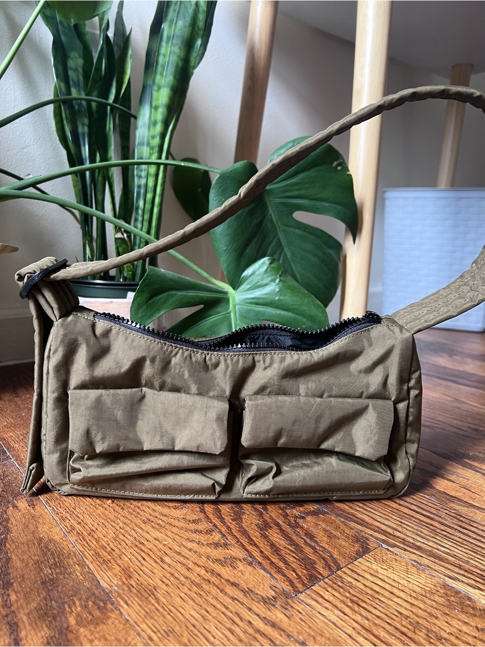 Baggu Cargo Shoulder Bag in Olive Green